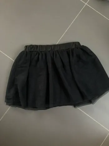 Jupe noir 8 ans en très bon état