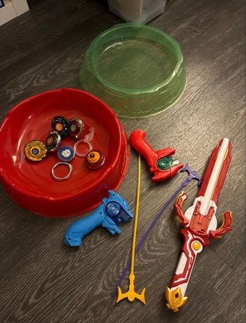 Lot toupies + lanceurs Beyblade