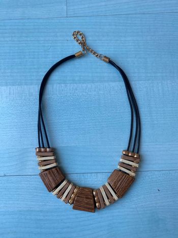Collier en bois