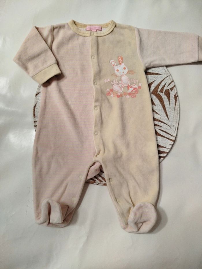 Pyjama  velours 6  mois  fille  ouverture  sur  le  devant