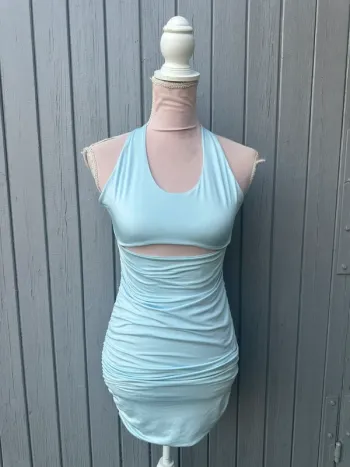 Robe d’été moulante bleu clair dos nu