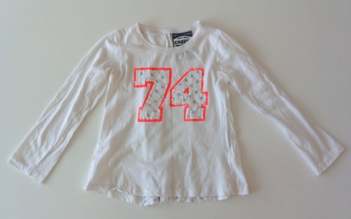 Tee-shirt style pompon girl