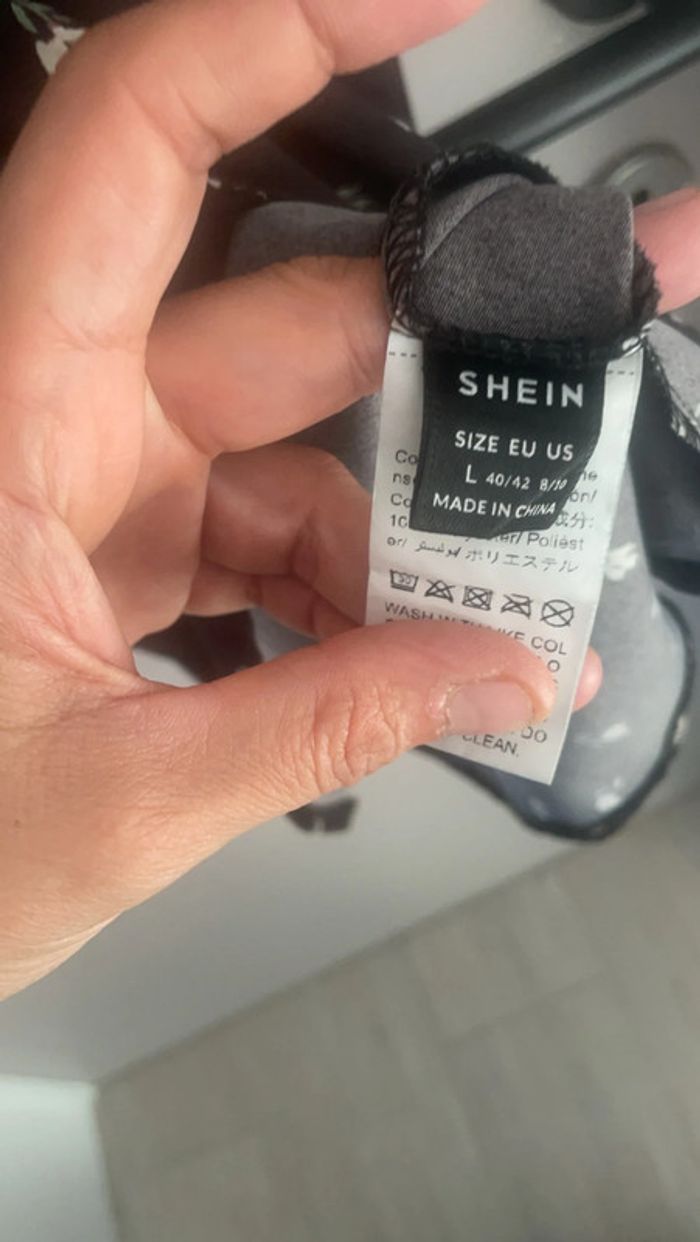 Robe courte SHEIN – Taille L – Noire à petits motifs fleuris - photo numéro 4