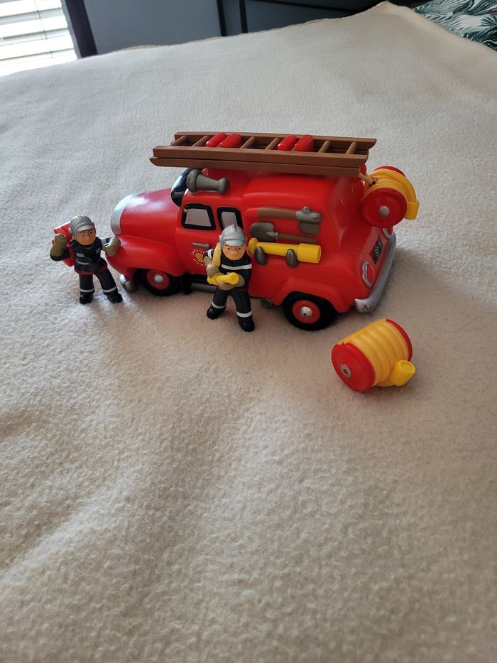 Voiture de pompier Avec 2 figurines