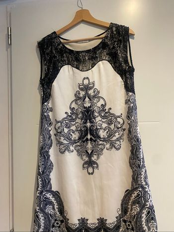 Trois. Robe impeccable, une noire et blanche à fleurs. Mango taille M, robe noire et blanche, commode, 38, et robe, graines de malice, taille 36 je vends car je lui en peux plus dedans, j’arrive au 40 maintenant voilà