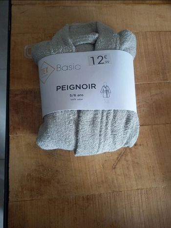 Peignoir taille 5/6ans neuf