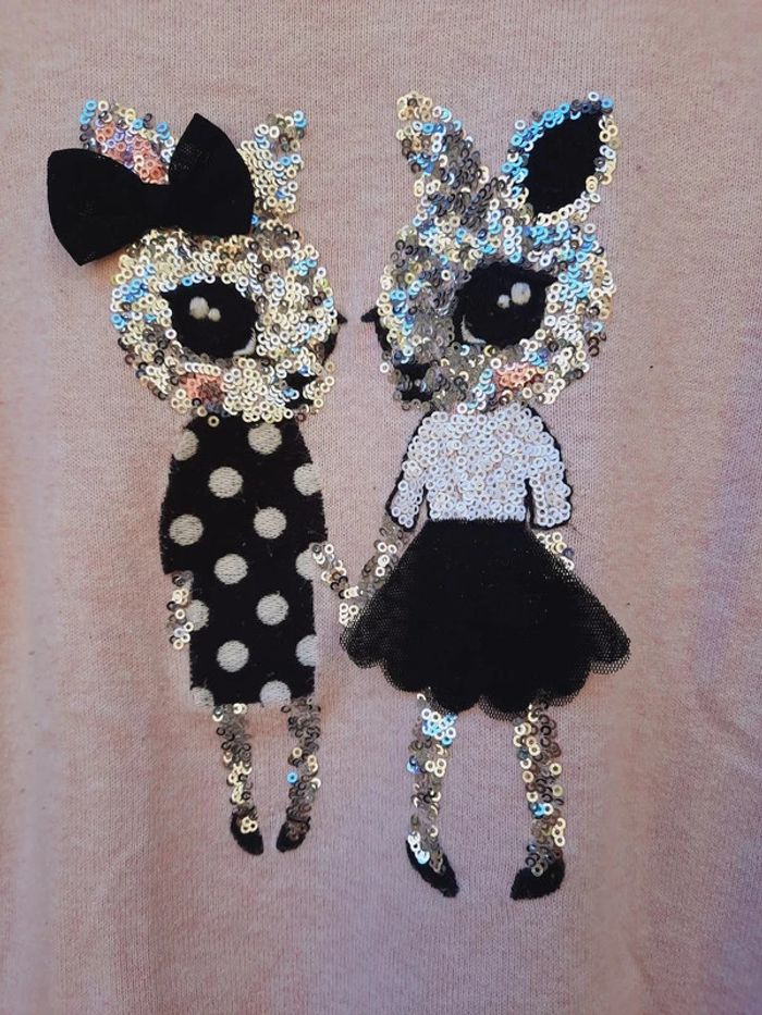 Tres beau pull H&M rose barbapapa, 8/10 ans, motif lapines sequins argent - photo numéro 2