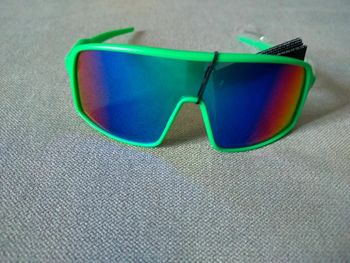 Lunettes de soleil enfant – Monture verte & verres effet miroir vert