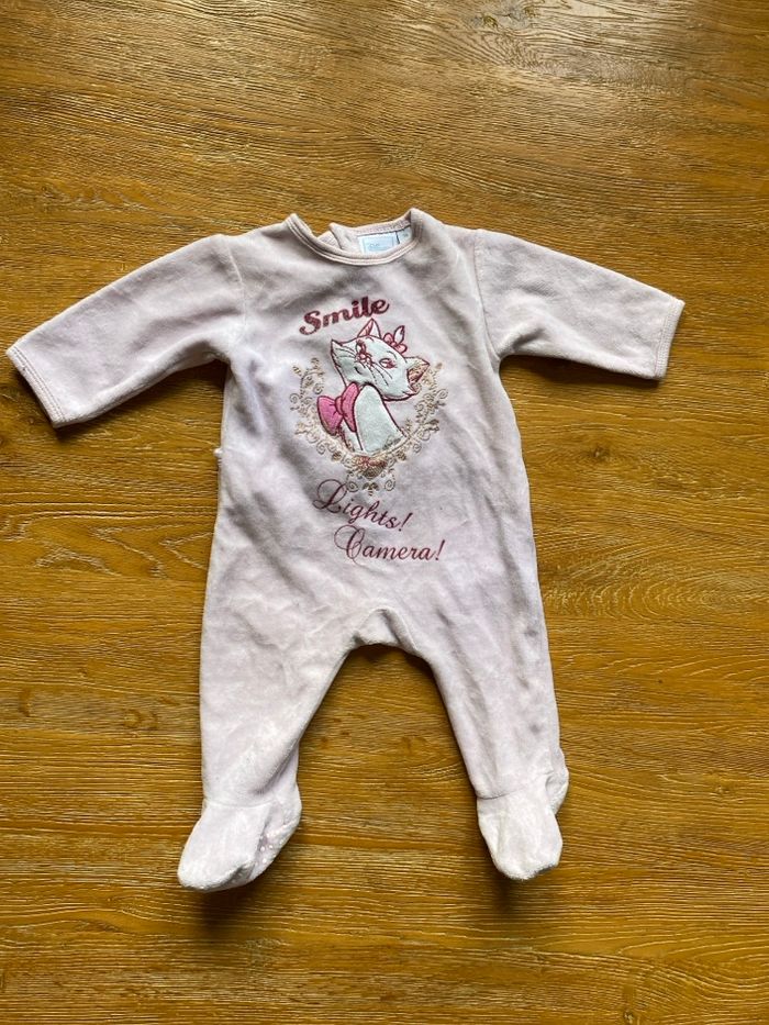 Pyjama grenouillère en velours rose avec motif Aristochats taille 1 mois