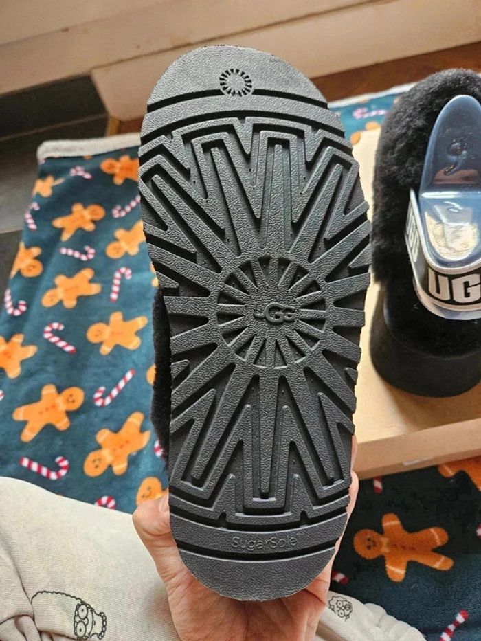 Ugg funkette noir Taille 40 - photo numéro 3