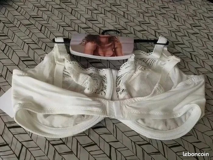 Soutien-gorge Daniel Hecter taille 95F neuf avec étiquette - photo numéro 2