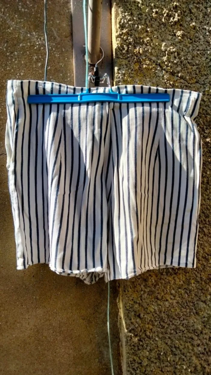 Short a rayure noire/bleue en toile kiabi taille 44 - photo numéro 4