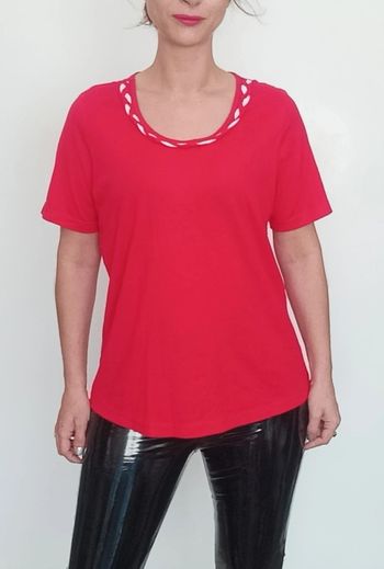 Beau t-shirt rouge col torsadé taille 42