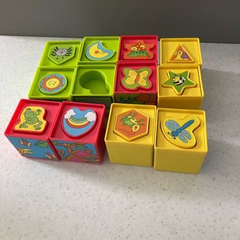 Jeux 12 cubes avec formes manque une forme