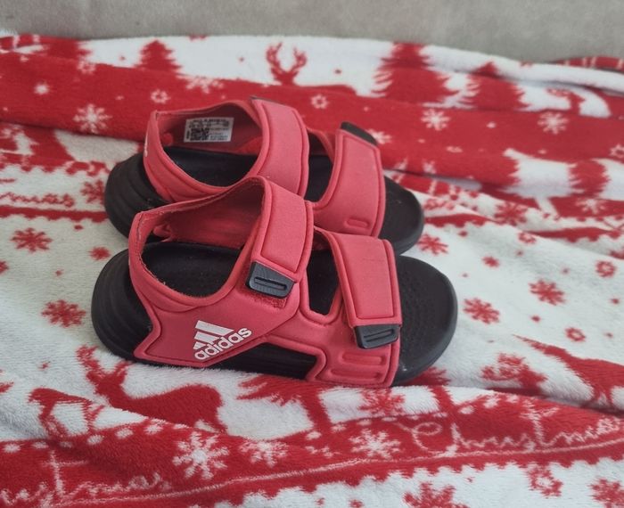 Claquettes adidas enfant neuves taille 24 - photo numéro 1