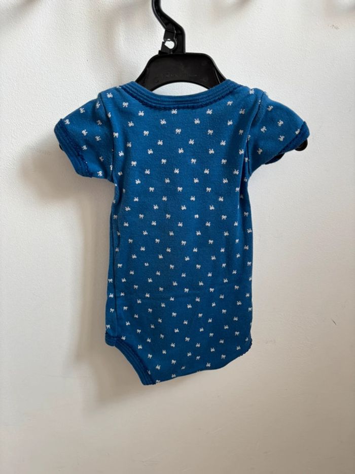 Lot 2 bodies manches courtes noeuds Petit Bateau 3 mois - photo numéro 12