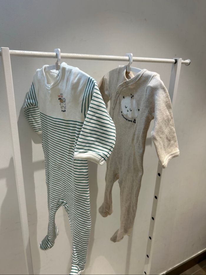 Lot de 2 pyjamas bébé.