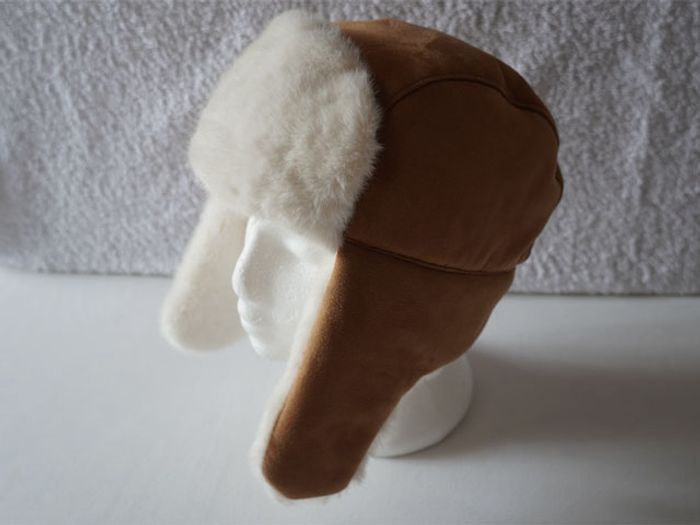 Jolie bonnet avec caches oreilles style daim intérieur en matière nounours écru neuf pour Femme - photo numéro 2