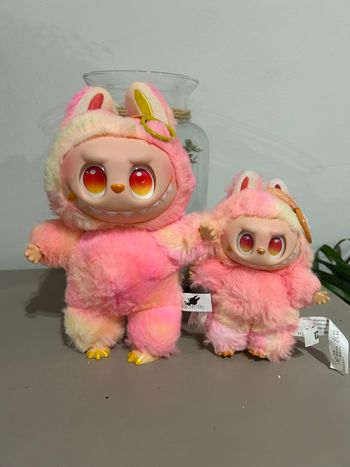 Grand Labubu rose et jaune
