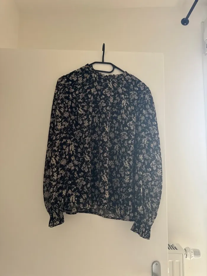 Blouse noire avec fleurs Bonobo
