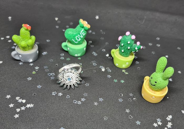 Magnifique Bague fantaisie argentée avec zirconiums et pierres bleues - photo numéro 2