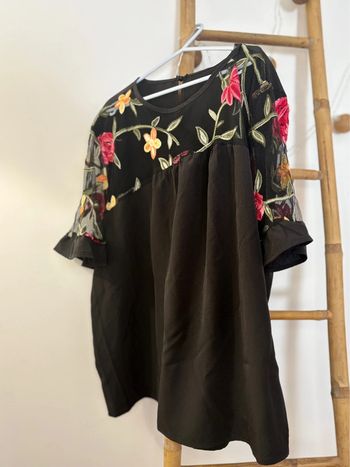 Jolie blouse détails fleurs