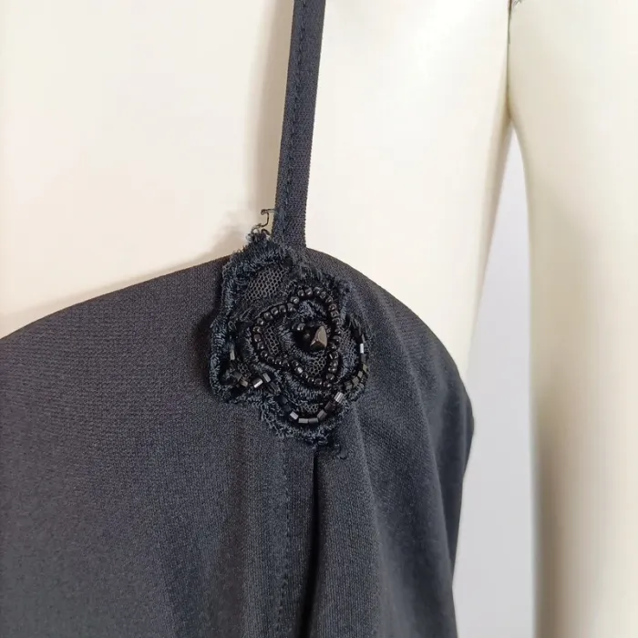 Robe noire fluide à fines bretelles - Décolleté cœur & dentelle fleurs taille M estimée A666 - photo numéro 3