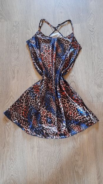 Nuisette à bretelles effet satin .