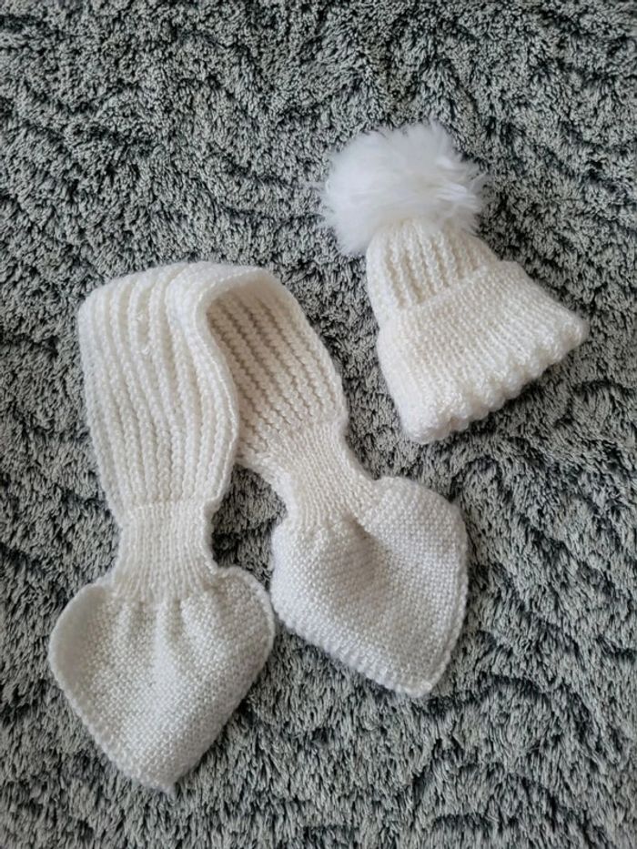 Ensemble bonnet pompon et écharpe blanc bébé