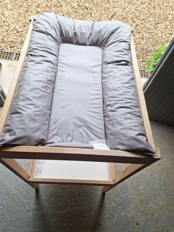 Table a langer avec tapis