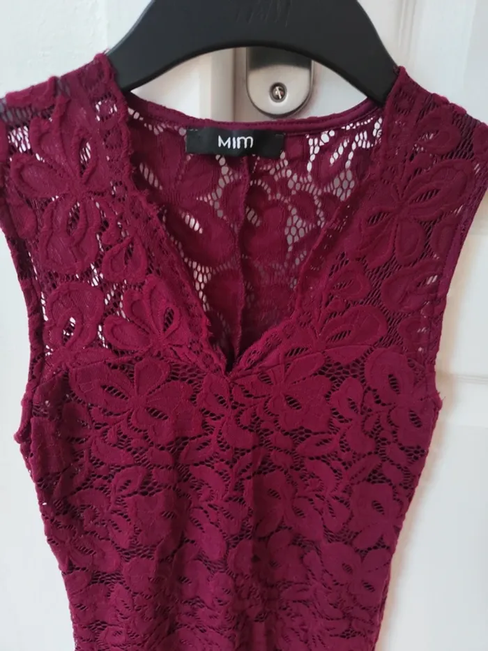 Robe bordeaux en dentelle - photo numéro 4