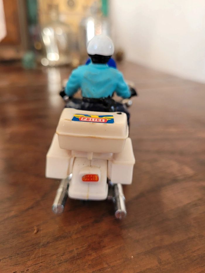 Vends petite figurine policier américain sur sa moto - photo numéro 3