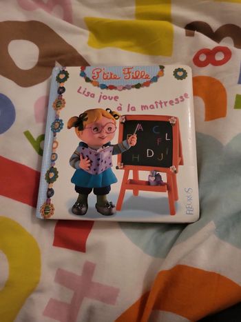 Lisa joue à la maîtresse