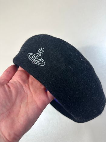 Béret noir vivienne Westwood 