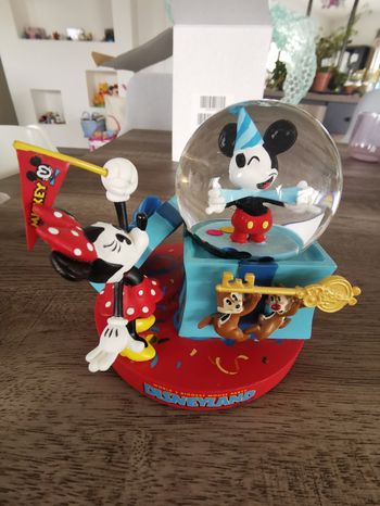 Snowglobe disneyland paris