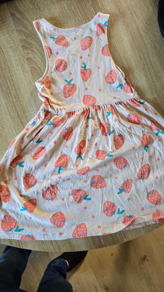 Robe fraises kiabi 8 ans 126 131 cm - photo numéro 3