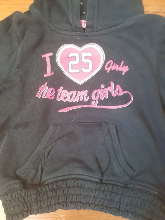 Pull noir à capuche motif cœur rose - photo numéro 2