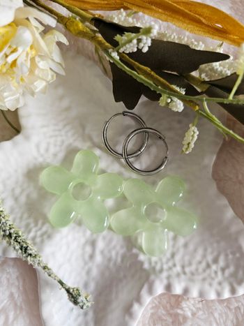 1 paire de boucles d'oreilles fleurs avec créoles en acier inoxydable
