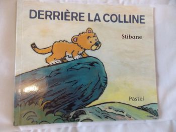 Livre Derriere la colline Stibane Pastel l'école des les loisirs