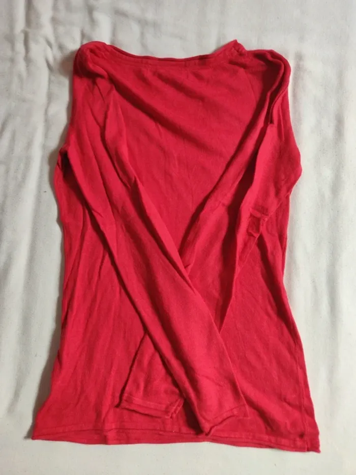 Pull léger Cache Cache rouge col V a boutons, détails paillettes, taille 1. - photo numéro 4
