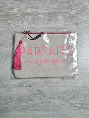 Pochette zippée beige dorée rose avec pompon "parfaite avec de jolis défauts" neuve avec étiquette