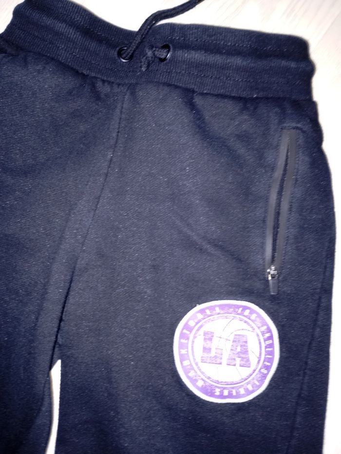 Bermuda sweat noir NBA Lackers
T. 9-10 ans - photo numéro 2