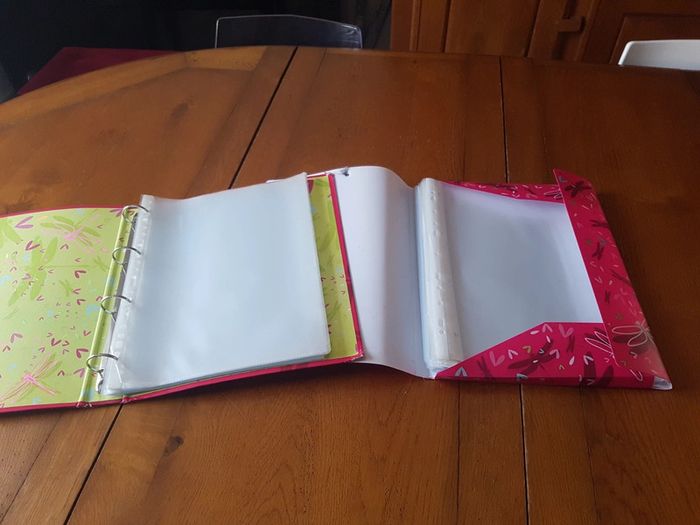 Lot classeur pochette assortie et pochettes transparentes