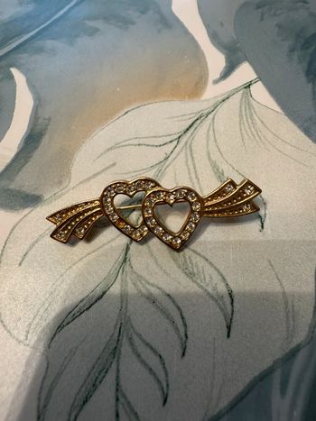 Broche vintage double cœur doré avec strass