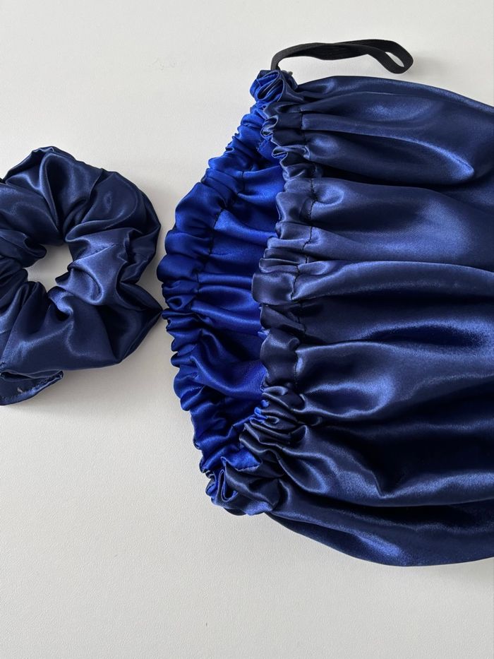 Bonnet de nuit en satin double face avec chouchou. - photo numéro 4