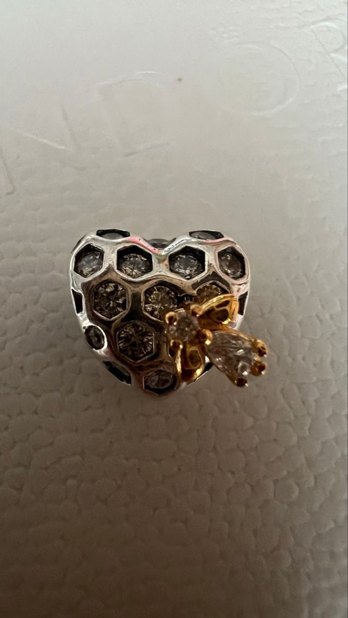 Charm cœur nid d’abeille et abeille bridgerton - photo numéro 2