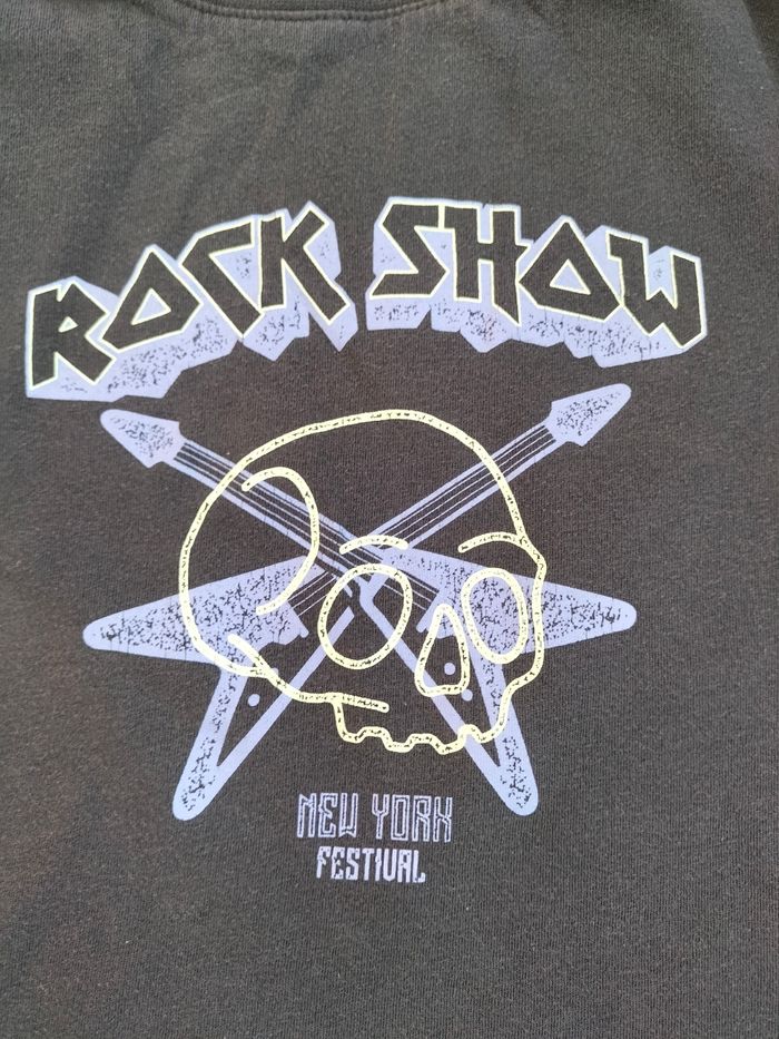 💙 T-shirt manches courtes "Rock Show" – Taille 8 ans - Kiabi - En bon état 💙 - photo numéro 2