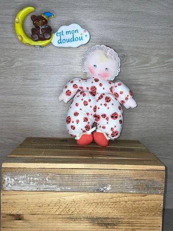 MND27 doudou poupée 👧🏼 Mundia