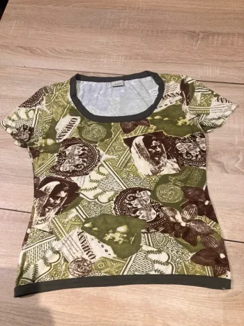 T-shirt vert à motifs