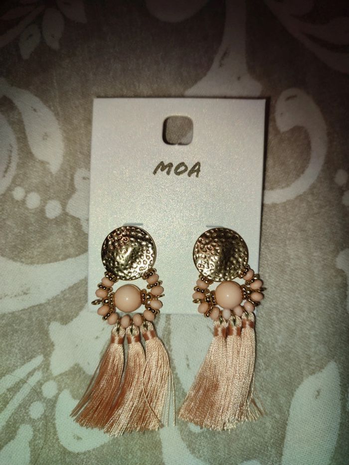 Boucles d'oreilles pompons fantaisie rose